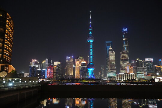 Shanghai bei Nacht, Oriental Pearl Tower, China, bunt, Farbe, Stadt, Hochhaus, Silhouette, Asien, modern, Turm, Fernsehturm, Perle des Ostens, Fluss, Wasser, Licht, Panorama, anreisen, Reise