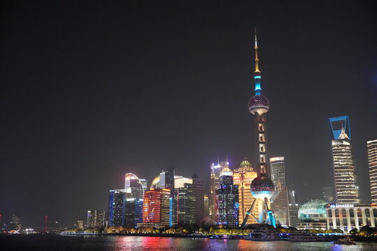 Shanghai bei Nacht, Oriental Pearl Tower, Pudong, China, bunt, Farbe, Stadt, Hochhaus, Silhouette, Asien, modern, Turm, Fernsehturm, Perle des Ostens, Fluss, Wasser, Licht, Panorama, anreisen, Reise
