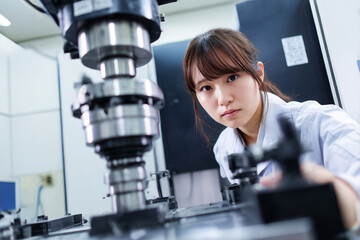 工作機械のテストを行う女性技術者 Generative AI