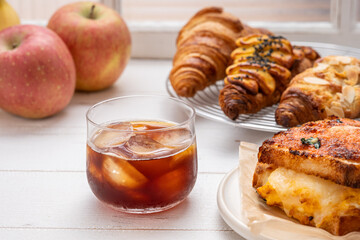 美味しそうなパンとアイスコーヒー