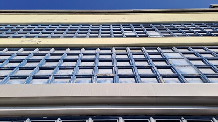 Parete di blocchi di vetro e cemento che forma una partizione in un edificio con sfondo astratto e...
