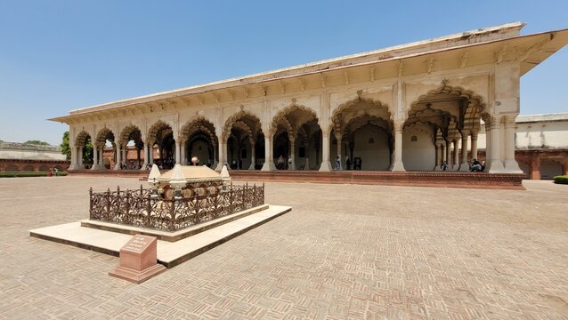 "Agra Fort - massive red sandstone Mughal fortress and UNESCO site where Emperor Shah Jahan was imprisoned. Features palaces, courtyards and views of Taj Mahal. Ideal for history content and travel gu