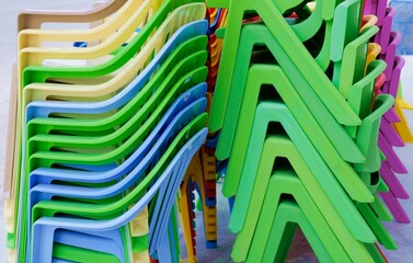 Stapel von bunten Plastikst&uuml;hlen auf Markt