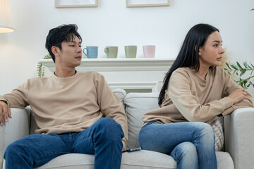 Obraz premium Couples have conflicts and quarrels loudly, using emotions as problems that cause family to break up.