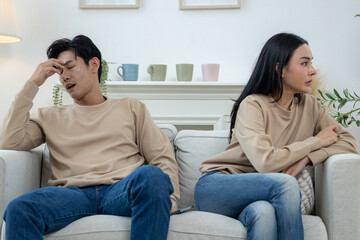 Obraz premium Couples have conflicts and quarrels loudly, using emotions as problems that cause family to break up.