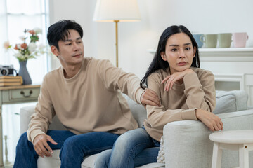 Obraz premium Couples have conflicts and quarrels loudly, using emotions as problems that cause family to break up.