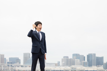 ガッツポーズをするビジネスマン