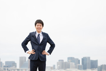 笑顔で立つビジネスマン