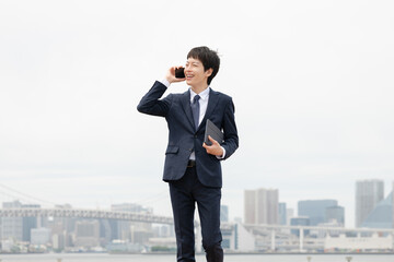 スーツ姿のビジネスマン