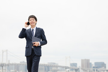 スーツ姿のビジネスマン