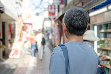 街を歩くシニア男性