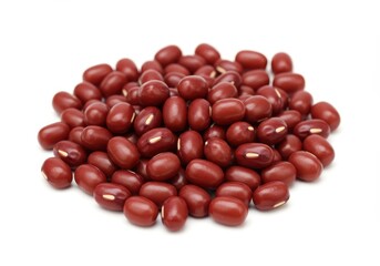Obraz premium Pile of adzuki beans on a white background, close up view