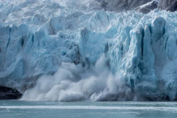 Rolgordijnen zonder boren Huge glacier collapsing and sending big ice chunks into the sea, creating a big splash of water and ice © Татьяна Евдокимова