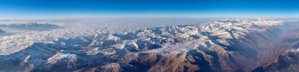 Une vaste &eacute;tendue de paysage sur une cha&icirc;ne montagneuse enneig&eacute;e des Alpes suisses