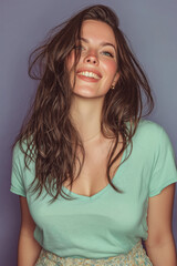 Fototapeta premium Portrait expressif d'une jeune femme souriante ou surprise sur fond coloré, émotions spontanées, style naturel ou rétro, lumière studio, concept de joie, humour ou malice