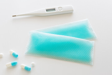 発熱時の冷却ジェルシート　おでこを冷やす熱さましの冷却シート　白背景