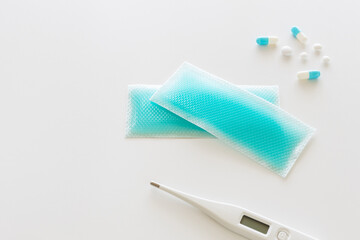 発熱時の冷却ジェルシート　おでこを冷やす熱さましの冷却シート　白背景