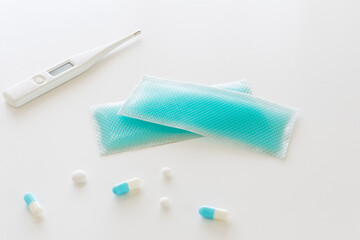 発熱時の冷却ジェルシート　おでこを冷やす熱さましの冷却シート　白背景