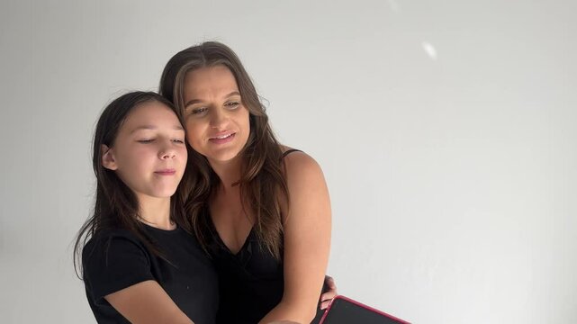 m&atilde;e e filha juntas celebra&ccedil;&atilde;o dia das  m&atilde;es 