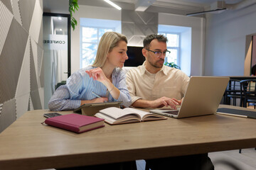 Obraz premium Professional teamwork displayed as coworkers collaborate on a project in a bright office