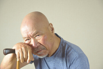 室内で杖を使用する足腰不安定な老人