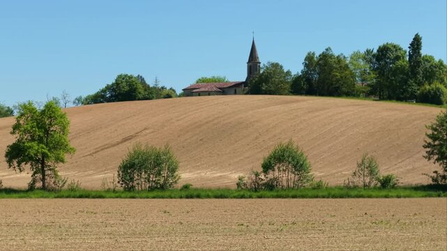 Mont&eacute;e devant l'&eacute;glise