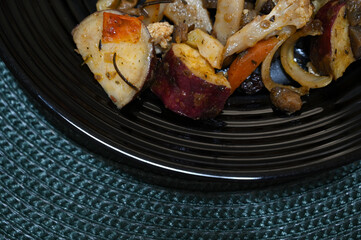 vegetables, cooked vegetables, black dish, baked vegetables, top view
