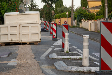 restriction of traffic on a narrow city road due to repair work