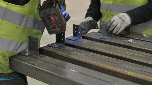 operai al lavoro con un avvitatore di bulloni