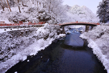 日光市　日光二荒山神社　神橋と大谷川の雪景色