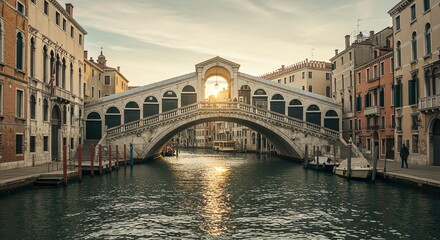 Naklejka premium Venice's Rialto Bridge: Golden Hour Serenity
