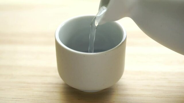日本酒を注ぐ