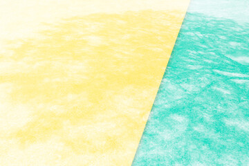 Obraz premium コンクリートの地面と木の影と、２枚の紙