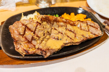 鉄板に乗せられたジューシーなステーキ