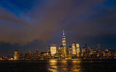Obraz premium New York City skyline. NYC skyscrapers. Manhattan skyline at dusk. NY cityscape with lights. Night in New York. NYC night cityscape. Downtown Manhattan. New York at twilight. American city skyline.