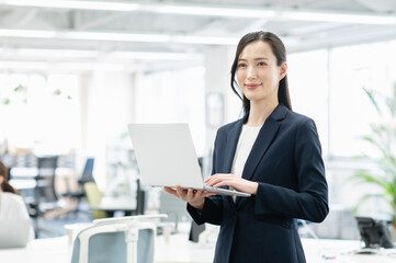 オフィスで働く若いビジネスウーマン