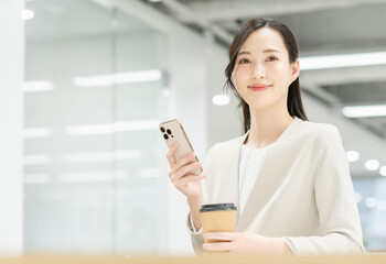 オフィスで働く若いビジネスウーマン