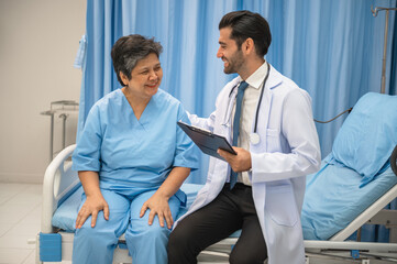 Obraz premium doctor is talking to an elderly woman in a hospital room