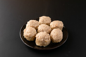 鶏焼売　黒背景 Chicken shumai on a black background