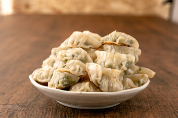 山盛りに盛った一口焼き餃子 A mountain of bite-sized fried dumplings