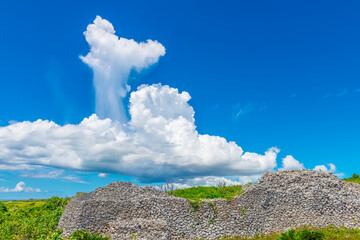 具志川城跡と積乱雲