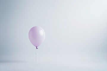 Obraz premium Single light-purple balloon against a plain, pale-gray background