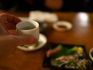 居酒屋で日本酒を飲む