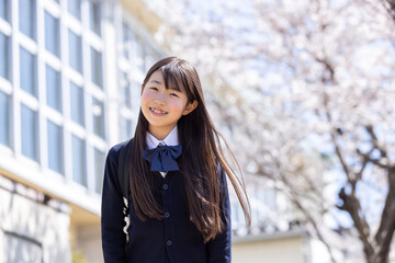 Fototapeta premium 春の校舎と笑顔の学生