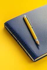 Naklejka premium White spiral notebook with blank pages and a yellow pencil on a vibrant blue background, ideal for writing, sketching, or creative brainstorming sessions in any setting