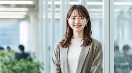 オフィスで働く自信に満ちた笑顔の女性 Generative AI