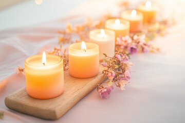 柔らかな灯りとハーブが織りなす、癒しのアロマキャンドルが香るリラックス空間のイメージ