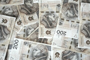 Soldi, banconote da 200 złotych, sparse in vari luoghi. Risparmio e investimento in Polonia....