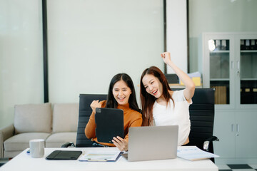 Those who work hard, win in the conference room new startup project