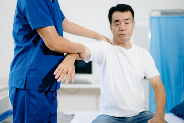 Obraz premium Doctor consulting with patient Back problems Physical therapy concept.
